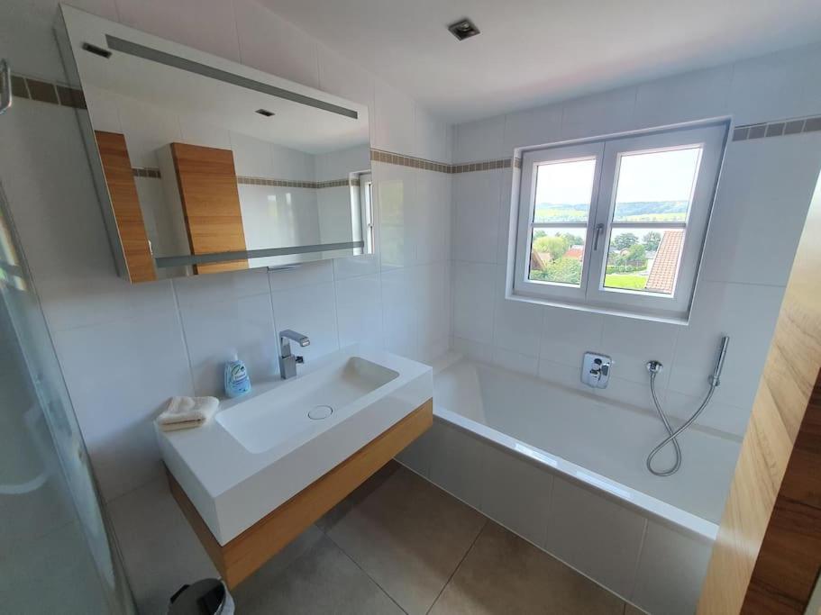 Exklusive Ferienwohnung LAKEVIEW in Bestlage Mattsee, beschattbare Dachterrasse mit Panoramablick über den See
