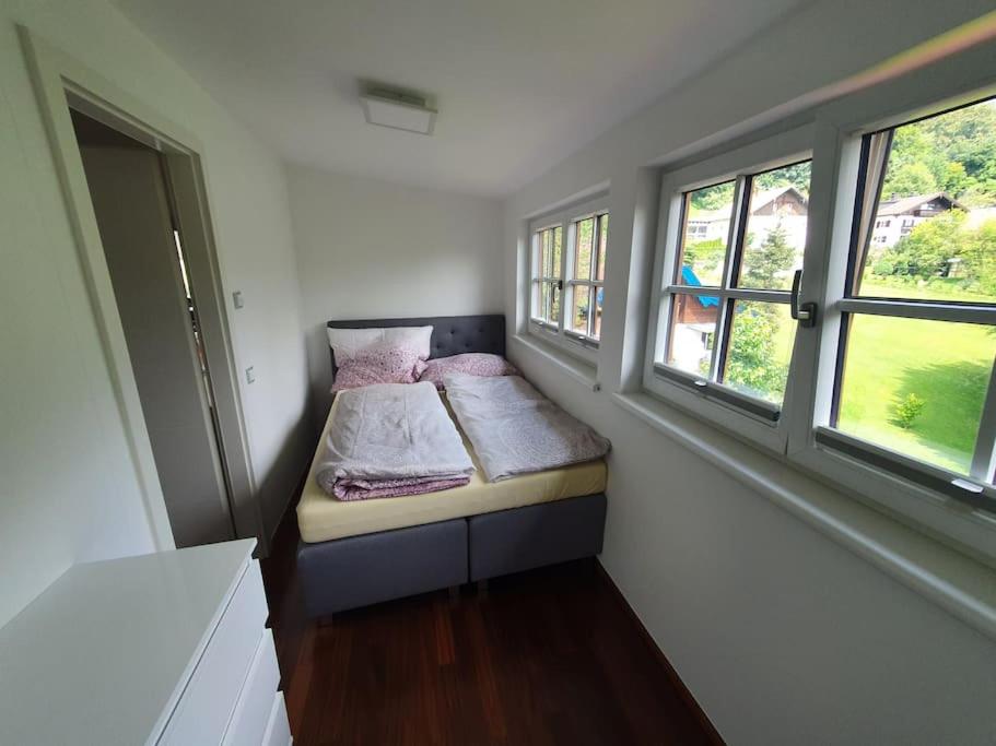Exklusive Ferienwohnung LAKEVIEW in Bestlage Mattsee, beschattbare Dachterrasse mit Panoramablick über den See