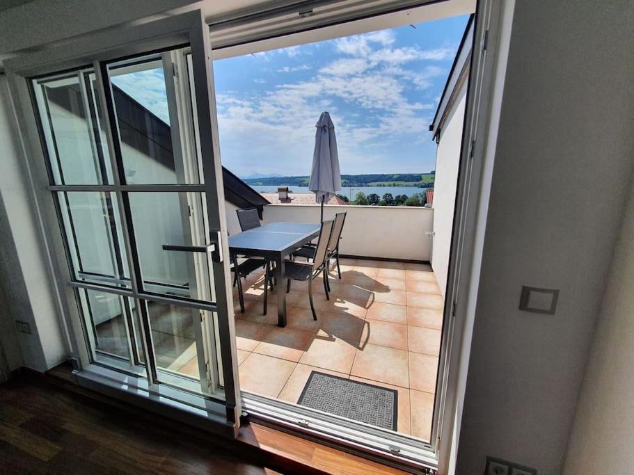 Exklusive Ferienwohnung LAKEVIEW in Bestlage Mattsee, beschattbare Dachterrasse mit Panoramablick über den See