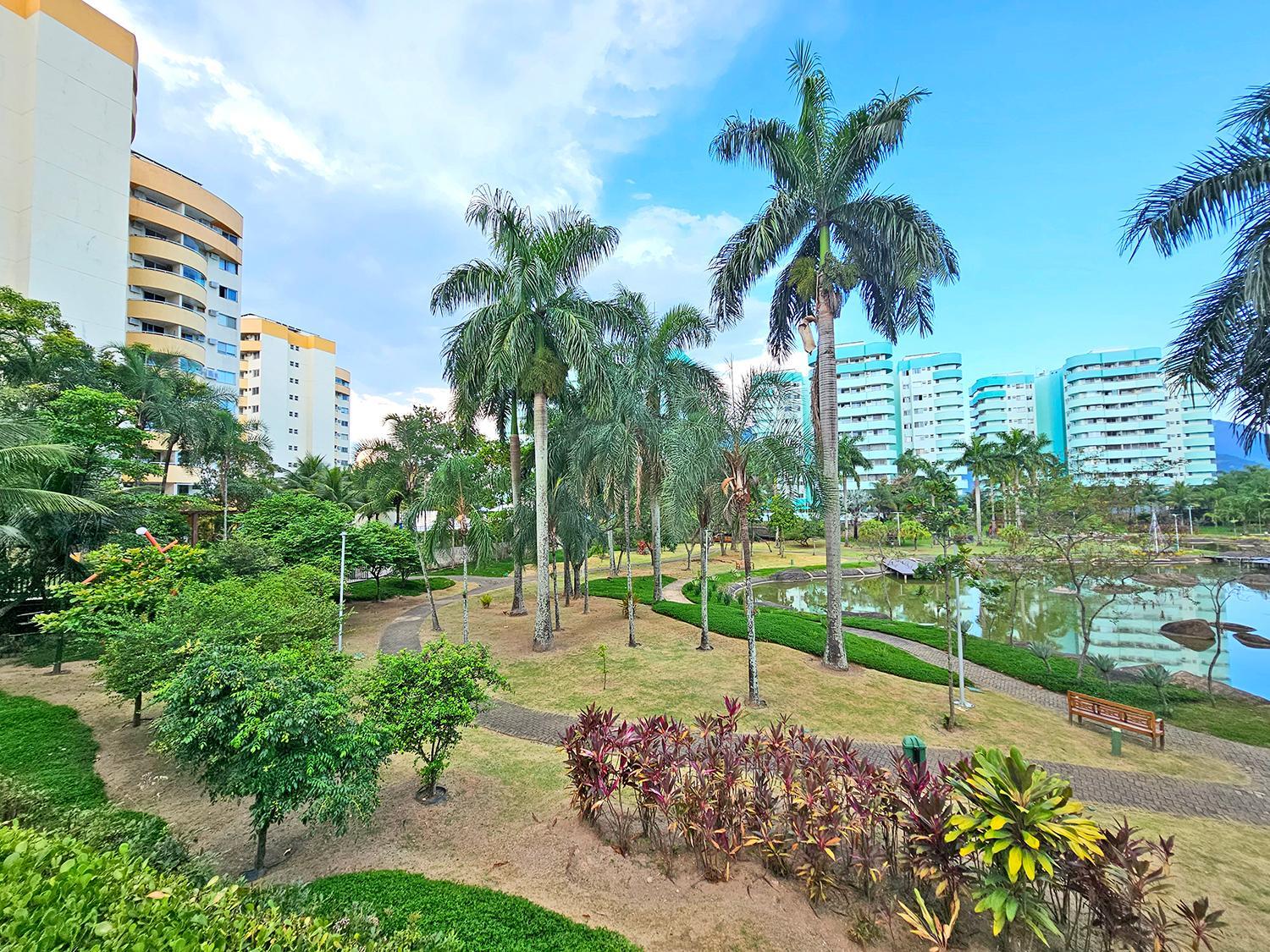 Charmoso Apartamento na Barra da Tijuca próximo ao Riocentro, com piscina e estacionamento
