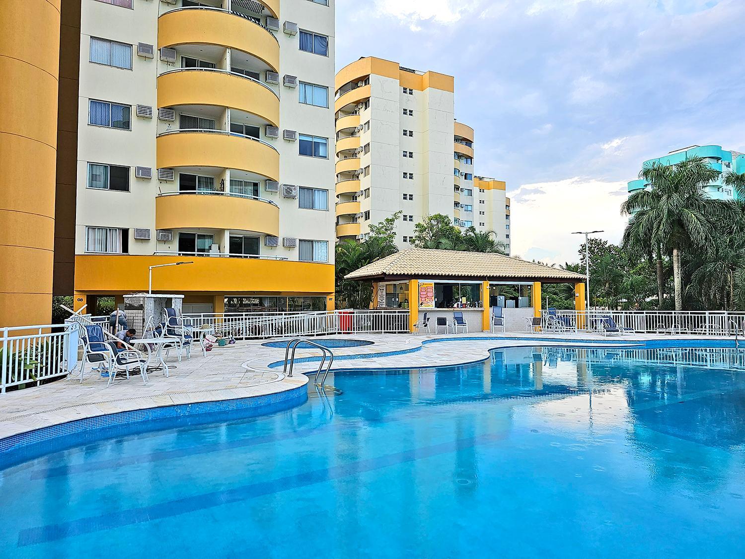 Charmoso Apartamento na Barra da Tijuca próximo ao Riocentro, com piscina e estacionamento