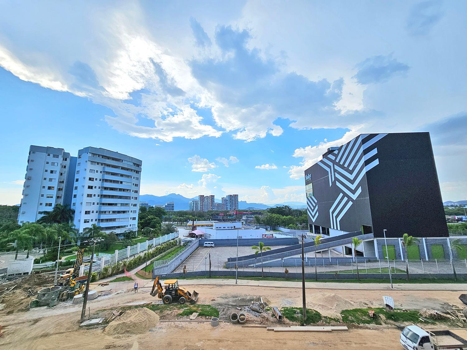Charmoso Apartamento na Barra da Tijuca próximo ao Riocentro, com piscina e estacionamento
