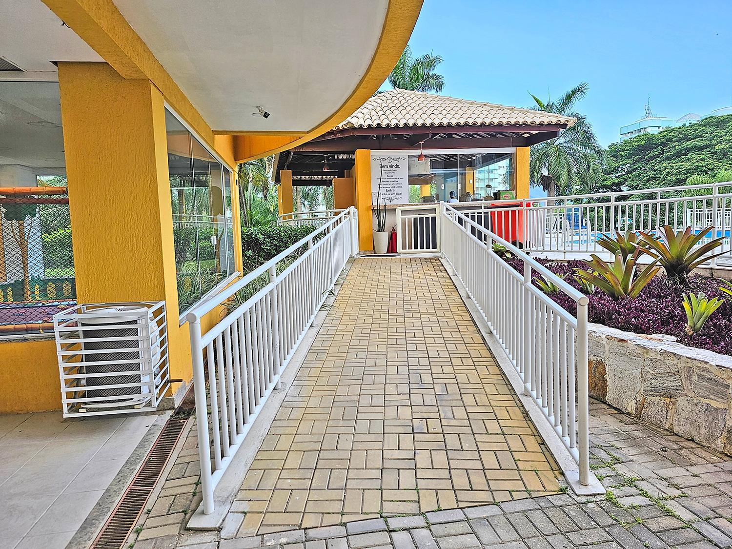Charmoso Apartamento na Barra da Tijuca próximo ao Riocentro, com piscina e estacionamento