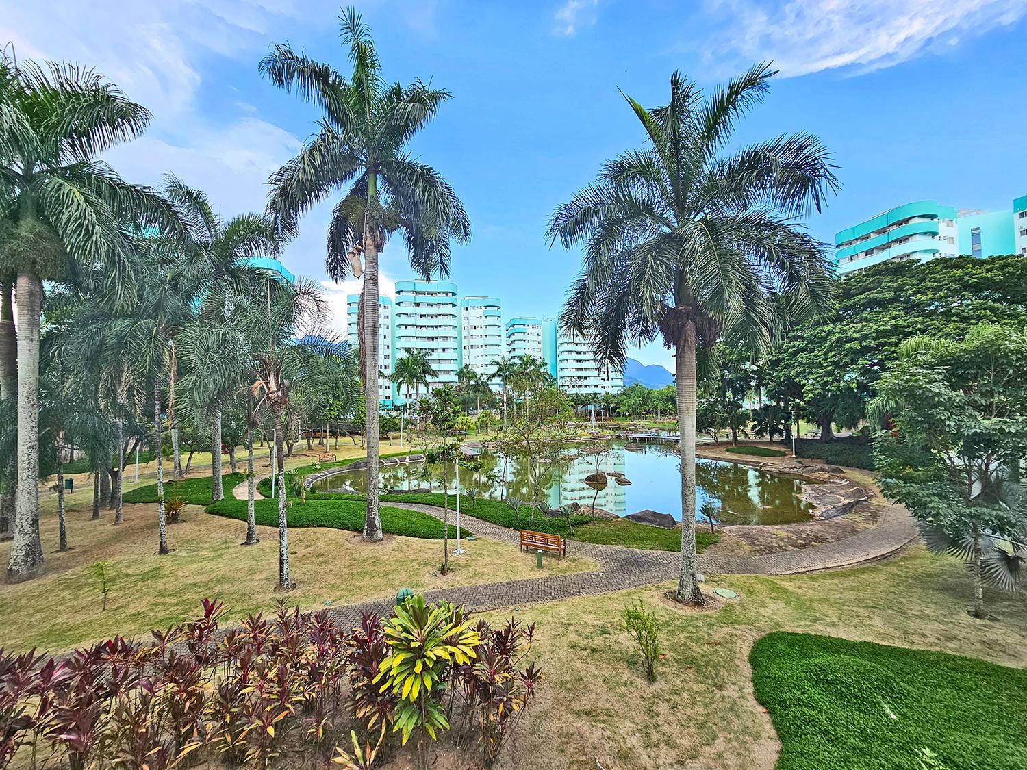 Charmoso Apartamento na Barra da Tijuca próximo ao Riocentro, com piscina e estacionamento