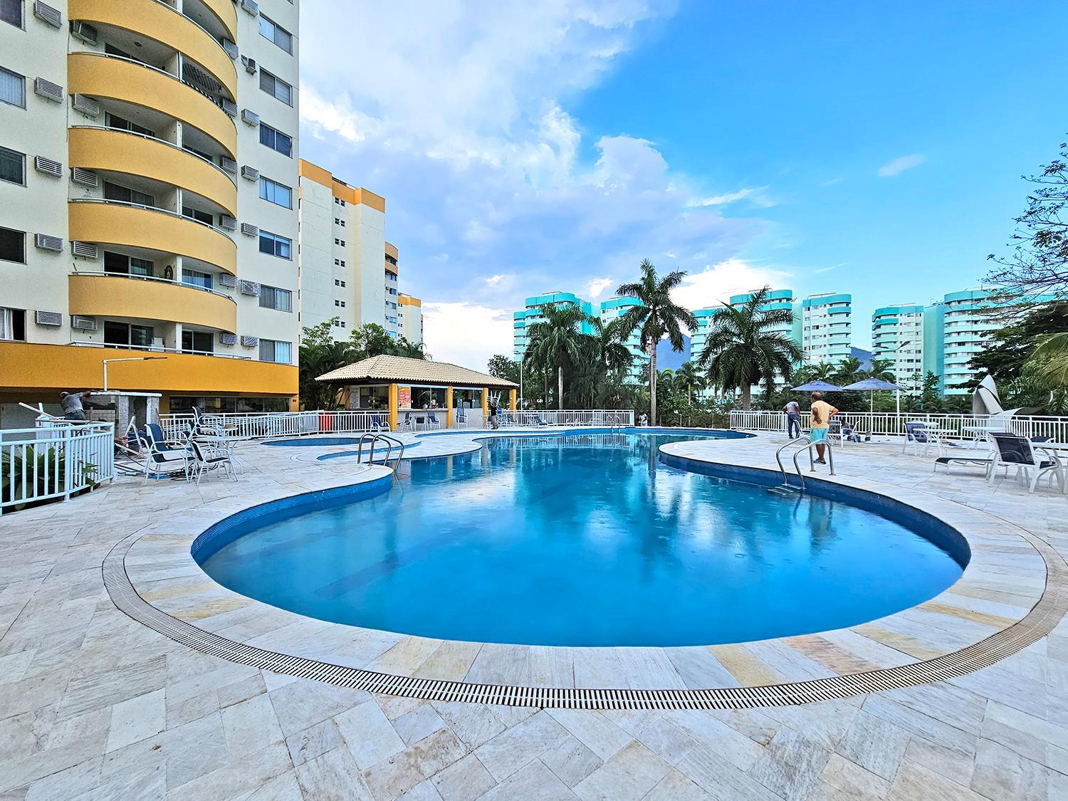 Charmoso Apartamento na Barra da Tijuca próximo ao Riocentro, com piscina e estacionamento
