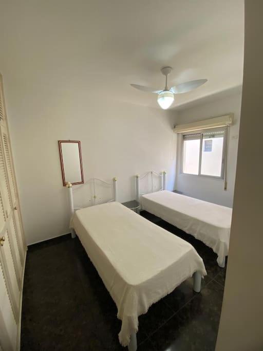 Apartamento a 01 quadra da praia da Enseada