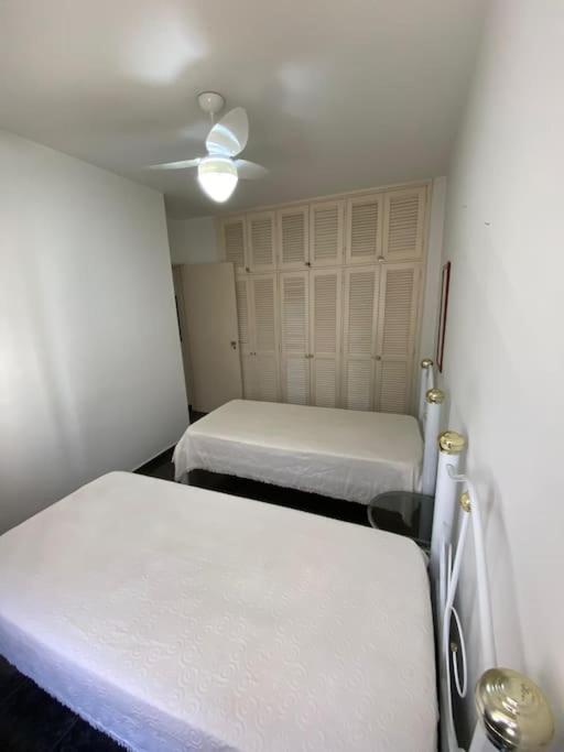 Apartamento a 01 quadra da praia da Enseada