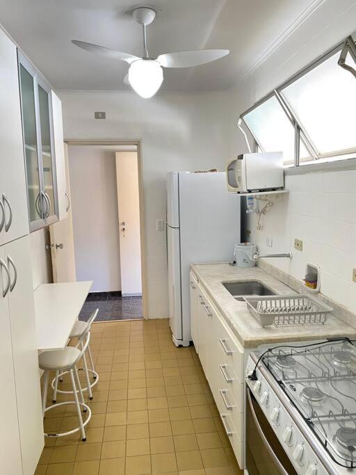 Apartamento a 01 quadra da praia da Enseada