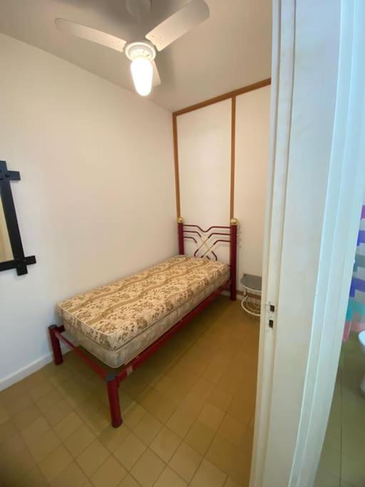 Apartamento a 01 quadra da praia da Enseada
