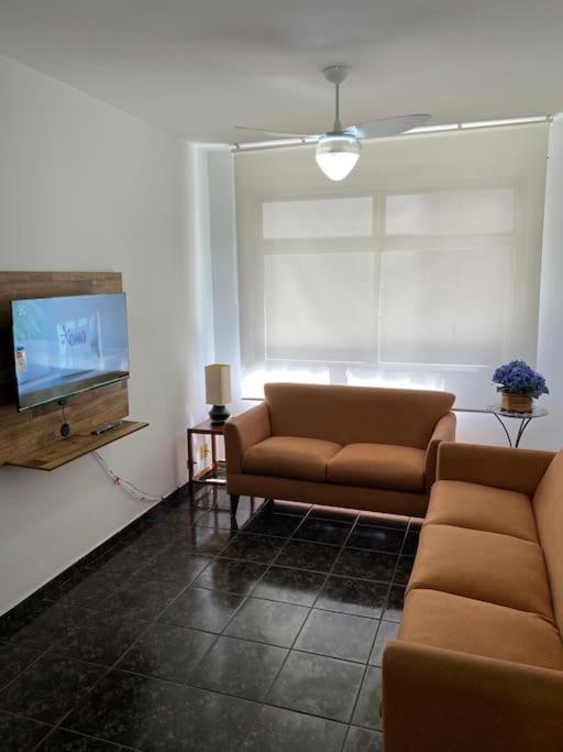 Apartamento a 01 quadra da praia da Enseada