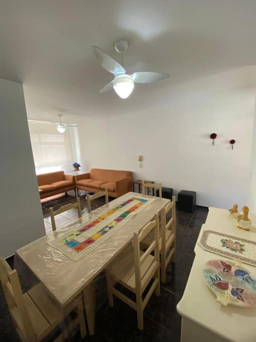 Apartamento a 01 quadra da praia da Enseada