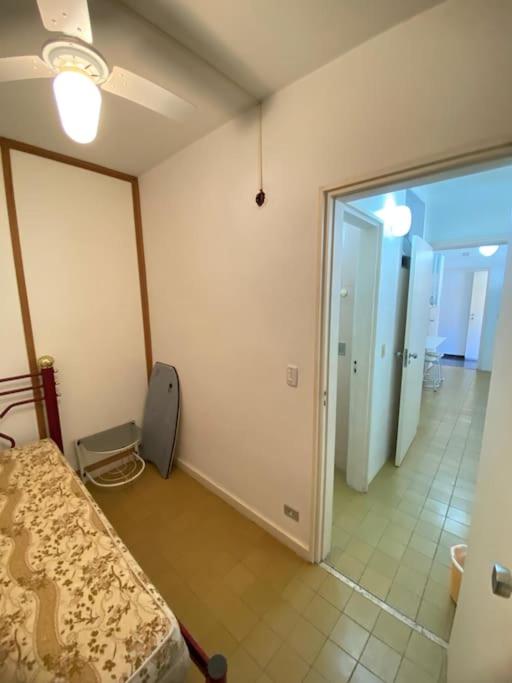 Apartamento a 01 quadra da praia da Enseada