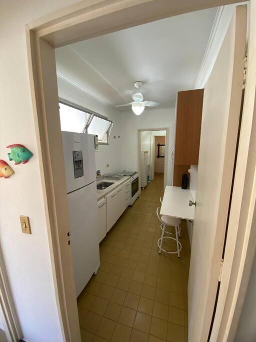Apartamento a 01 quadra da praia da Enseada