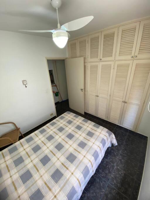 Apartamento a 01 quadra da praia da Enseada