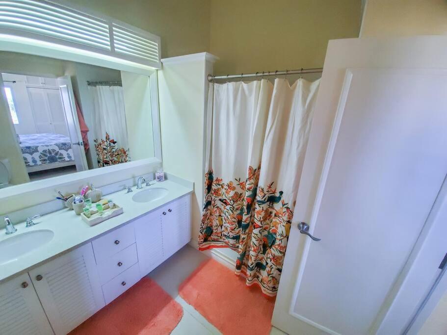 "LuxuryCrest , King Bed, BBQ & Backyard Games, Near Ocho Rios" view 4