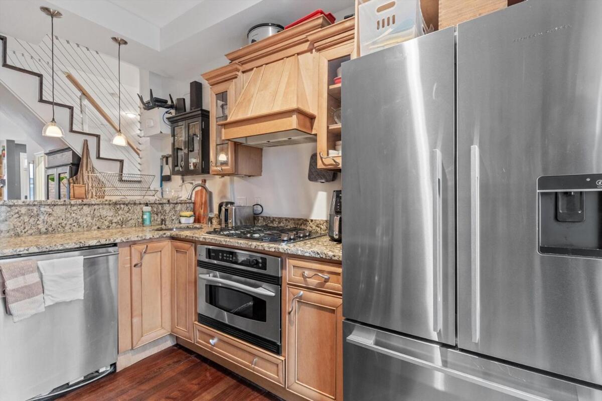 Columbia Heights Home METRO + Shopping + Parking view 5
