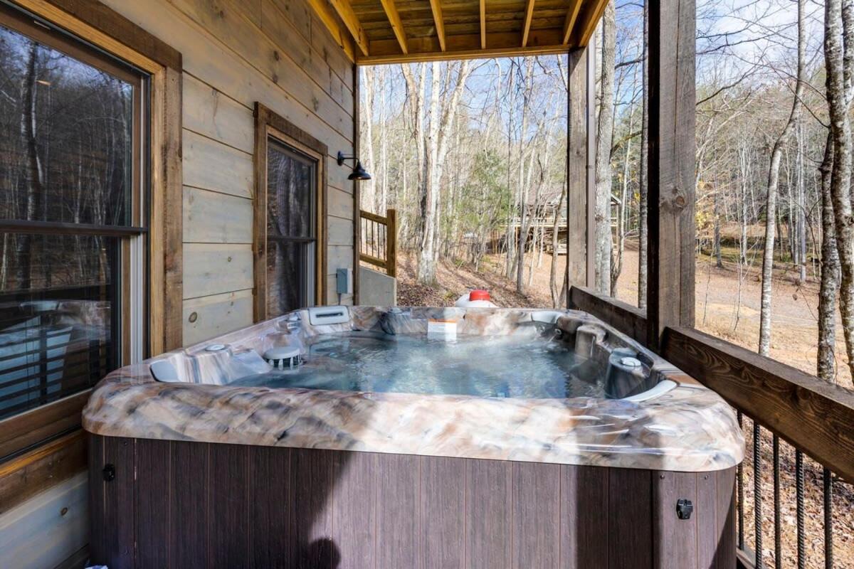 Lux Mountainside Hot tub 20 mins to Blue Ridge view 4