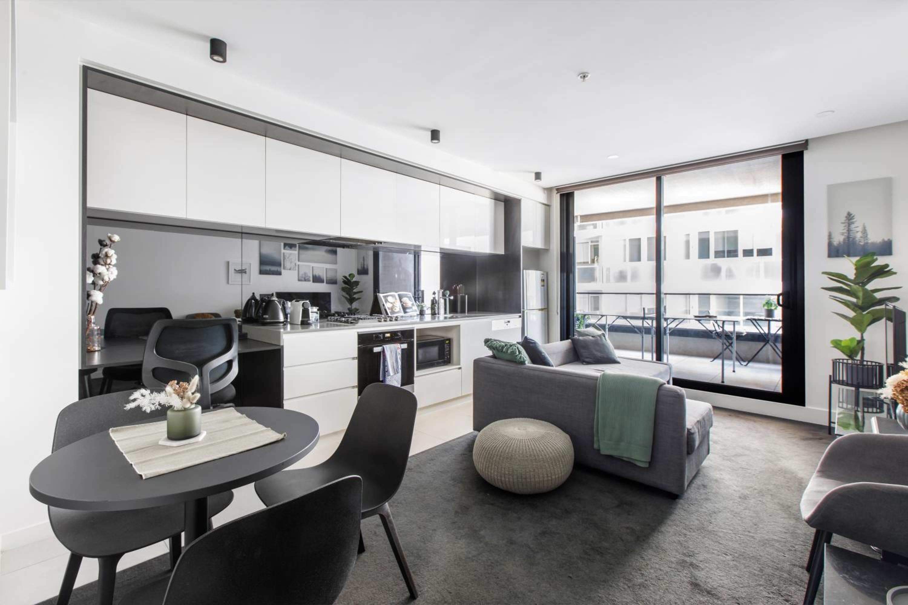 South Yarra resort living w. parking, gym, pool