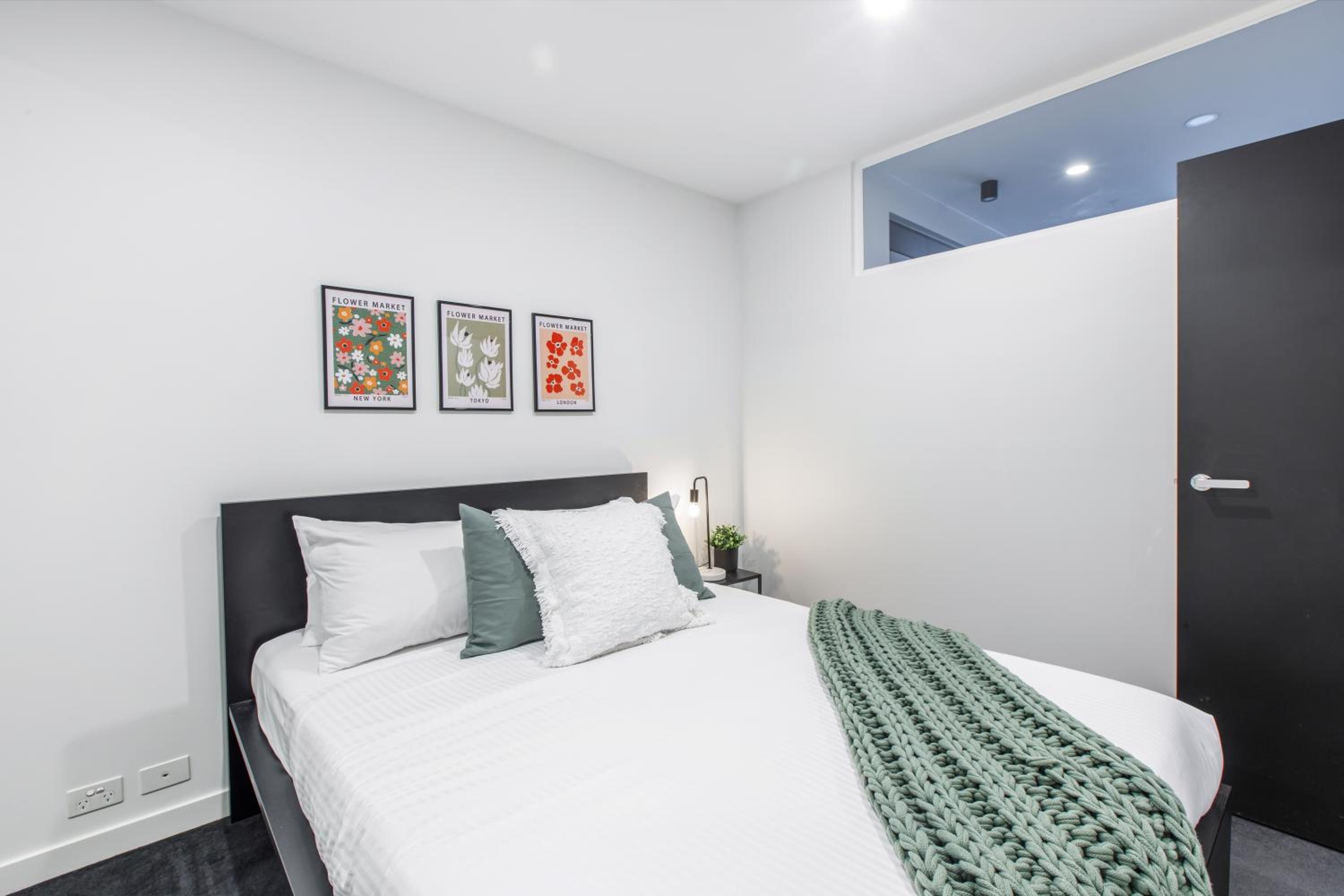 South Yarra resort living w. parking, gym, pool