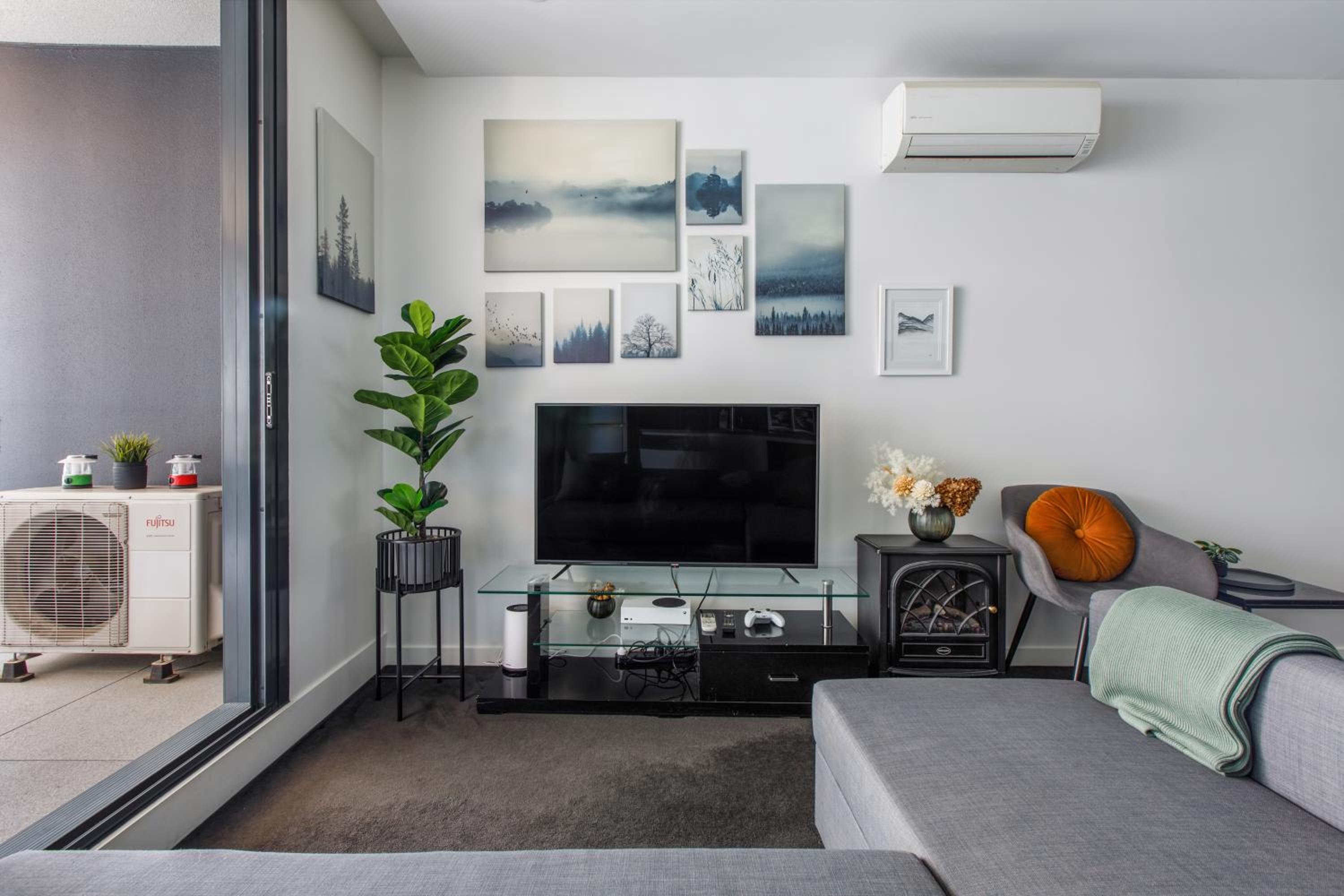 South Yarra resort living w. parking, gym, pool
