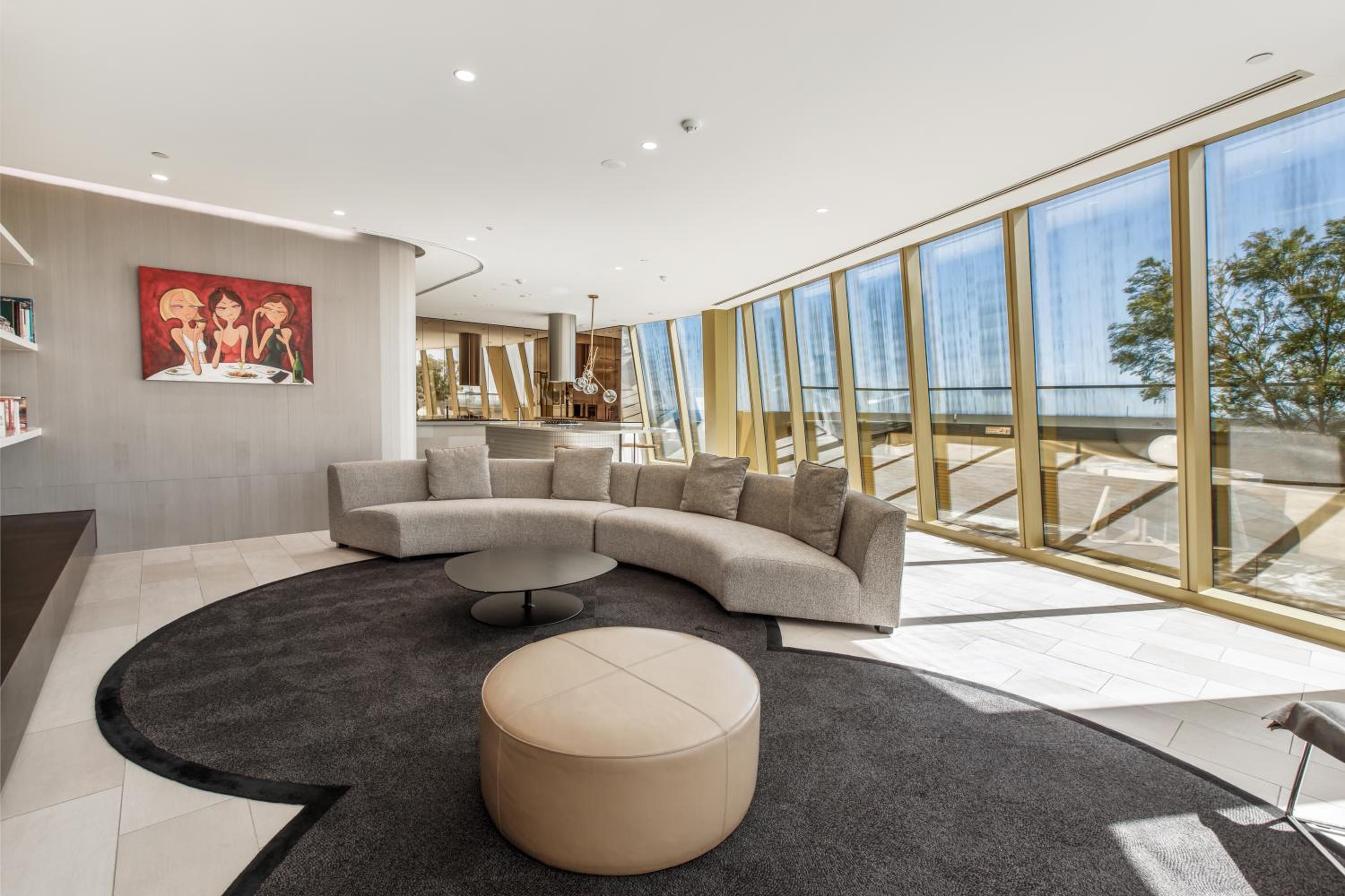 South Yarra resort living w. parking, gym, pool