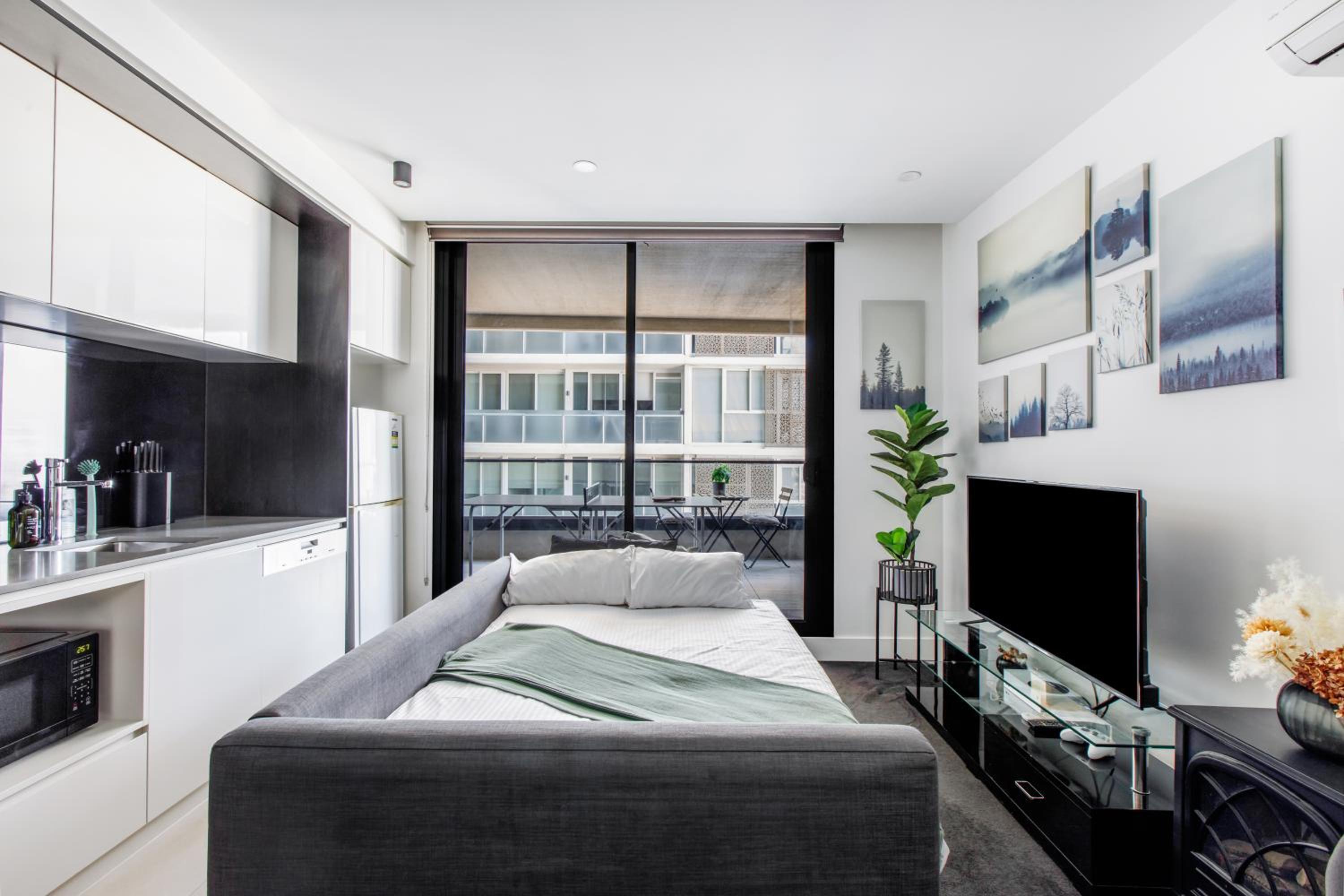 South Yarra resort living w. parking, gym, pool