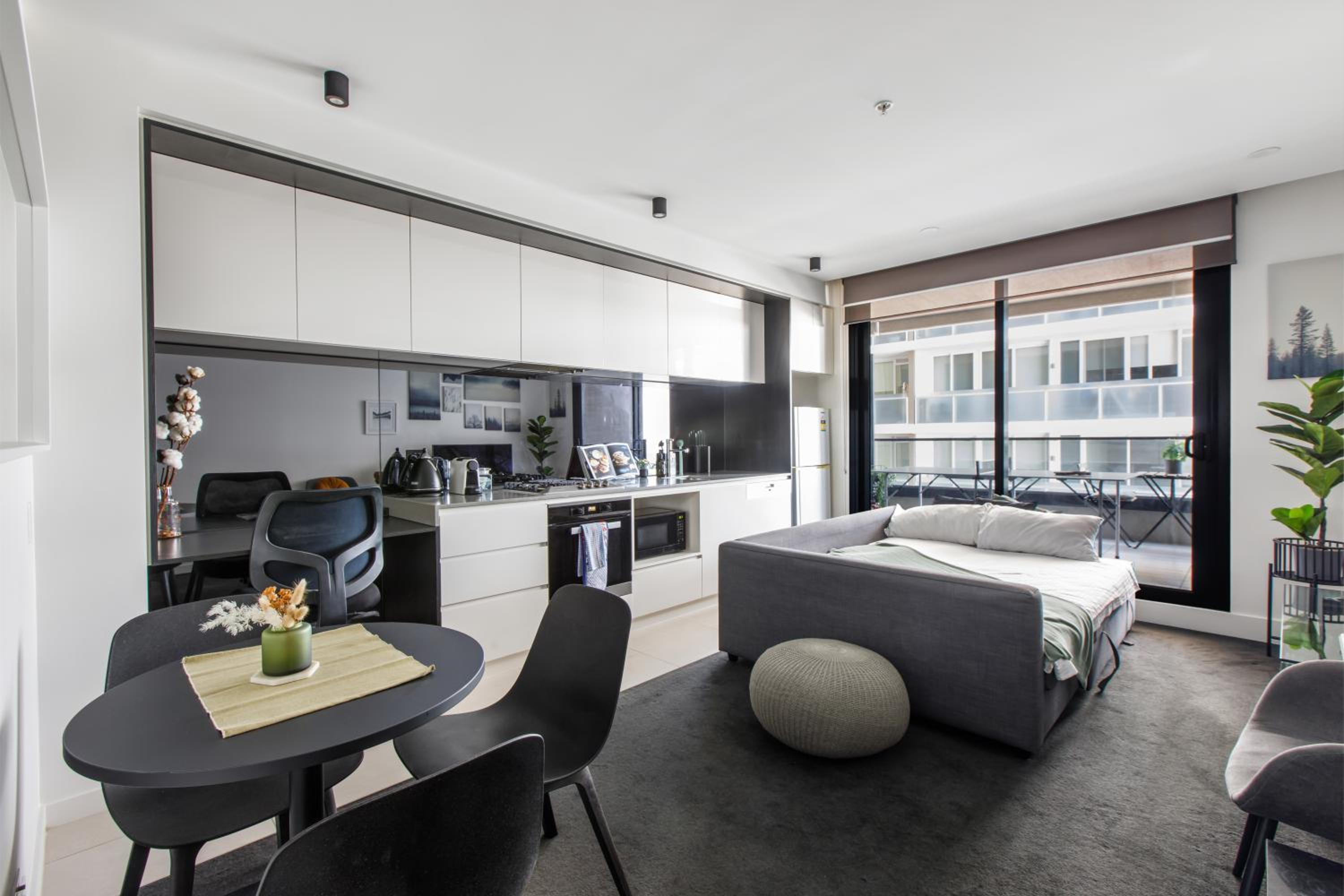 South Yarra resort living w. parking, gym, pool
