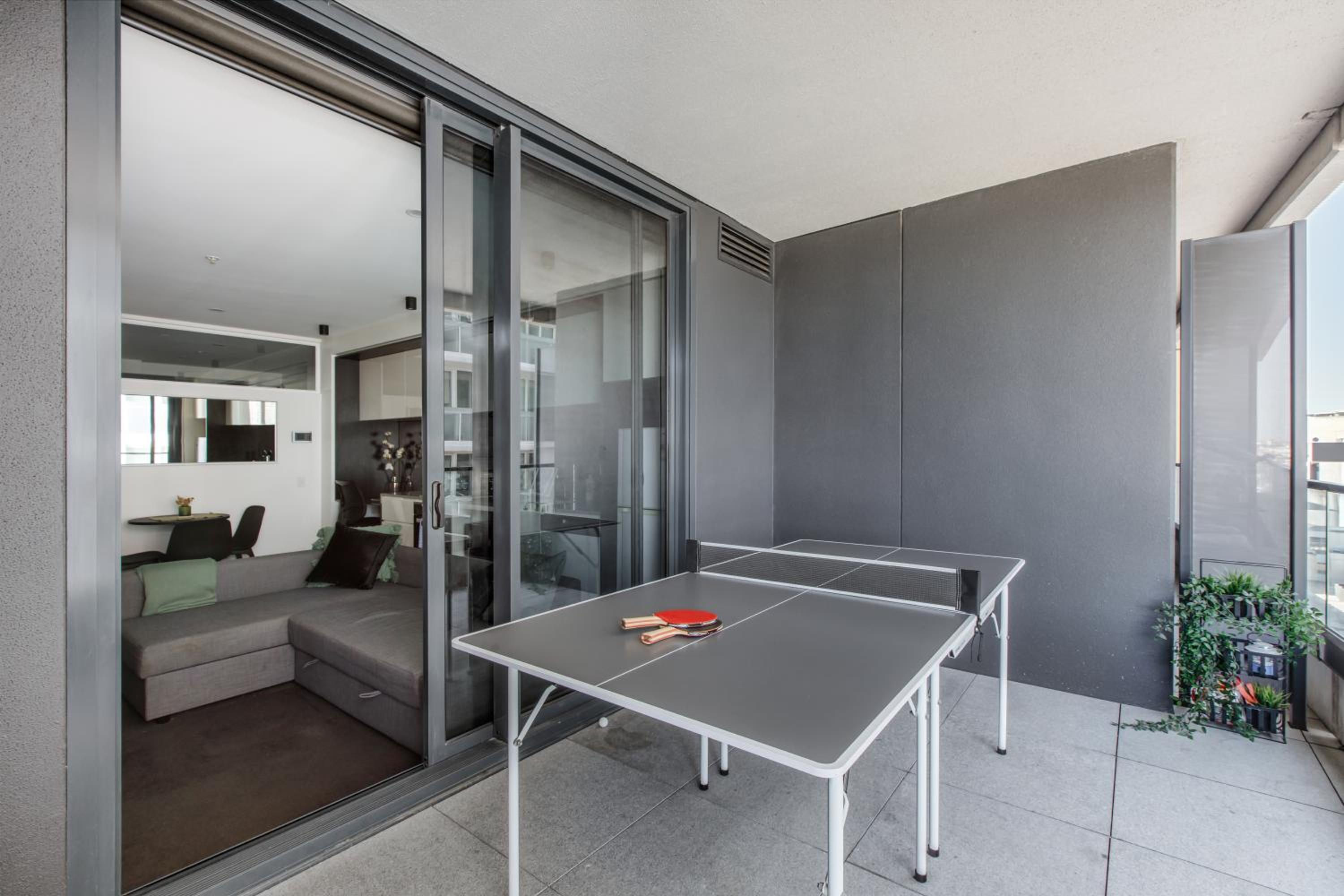 South Yarra resort living w. parking, gym, pool