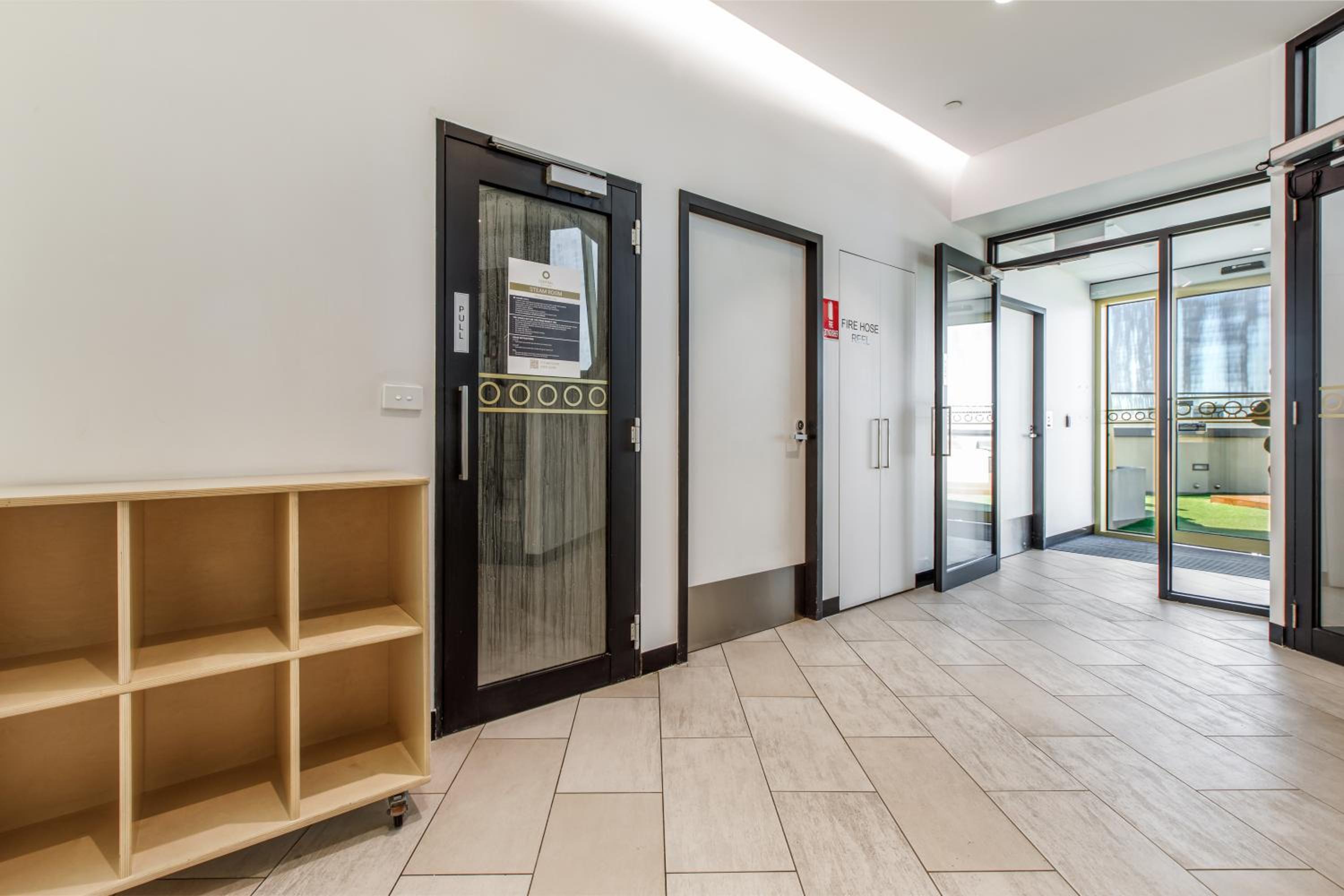 South Yarra resort living w. parking, gym, pool