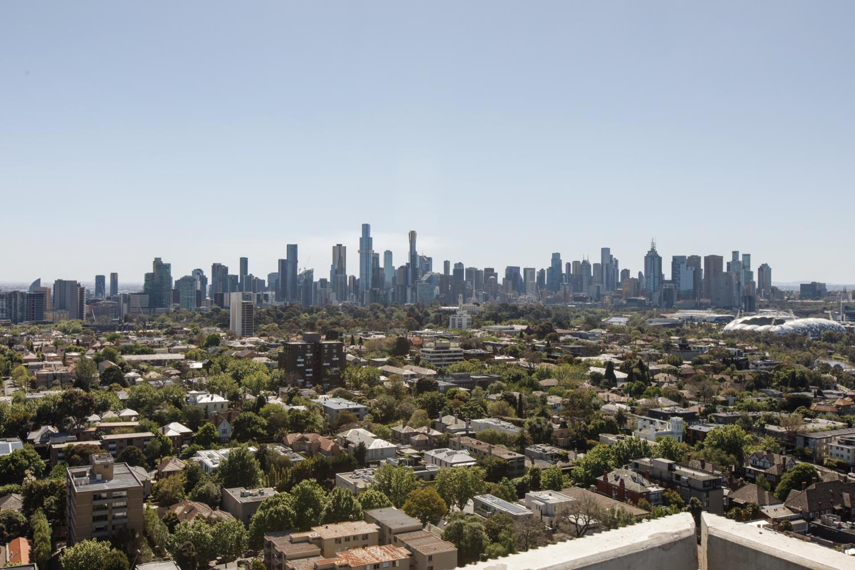 South Yarra resort living w. parking, gym, pool