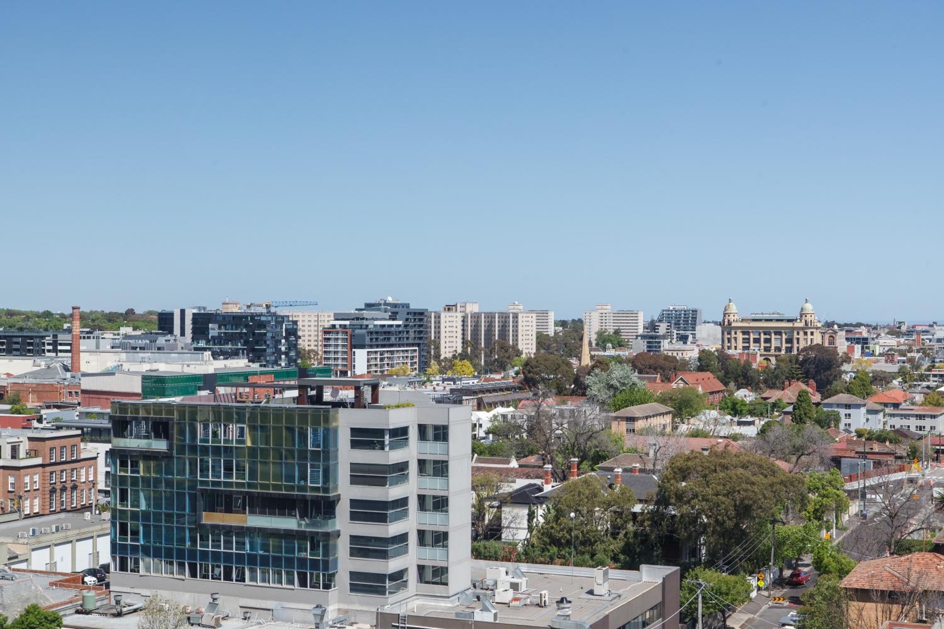 South Yarra resort living w. parking, gym, pool