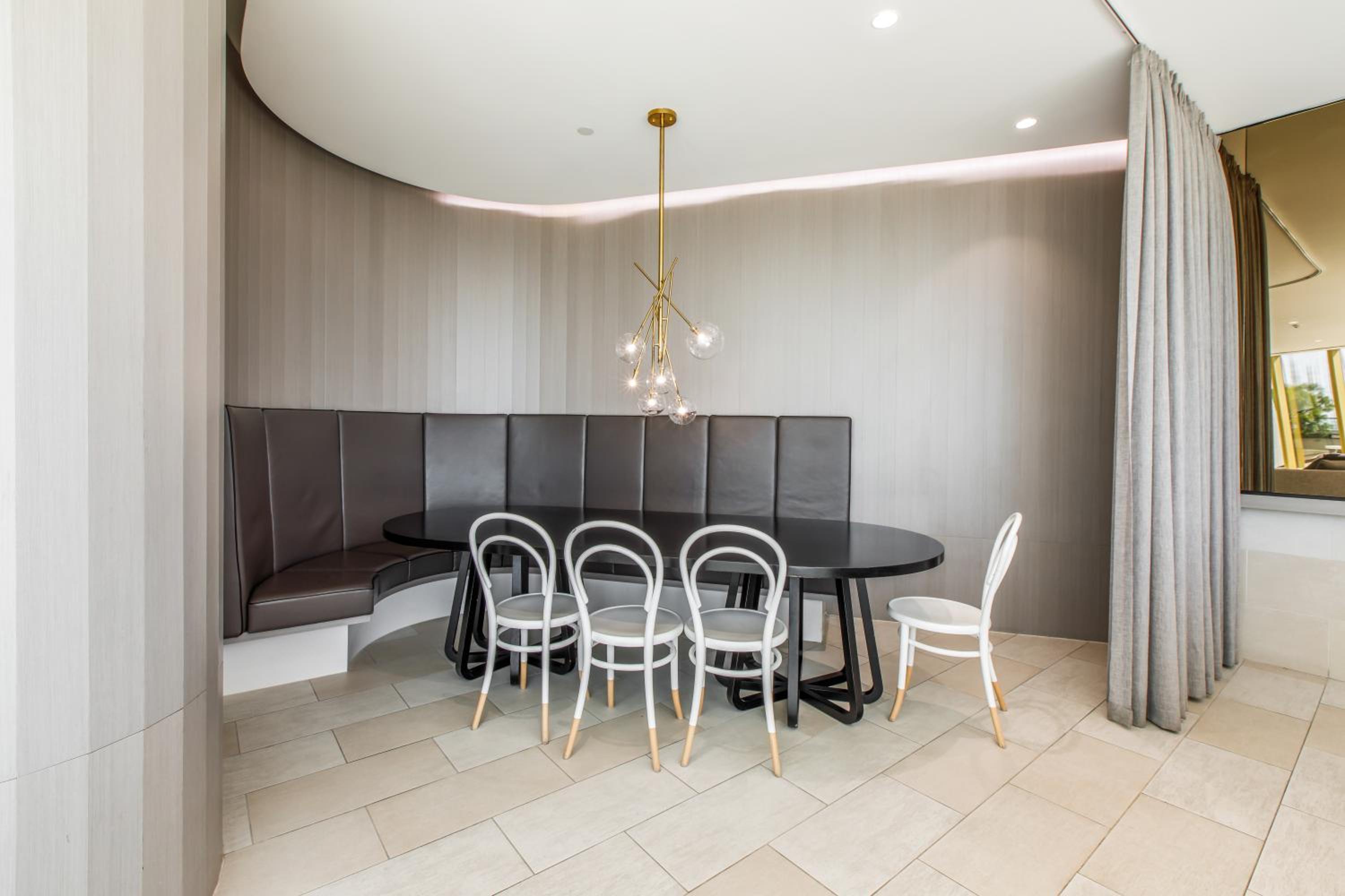 South Yarra resort living w. parking, gym, pool