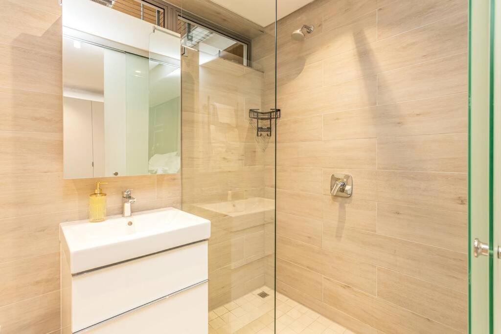 Stylish 1 Bed in De Waterkant Loadshedding Free view 4