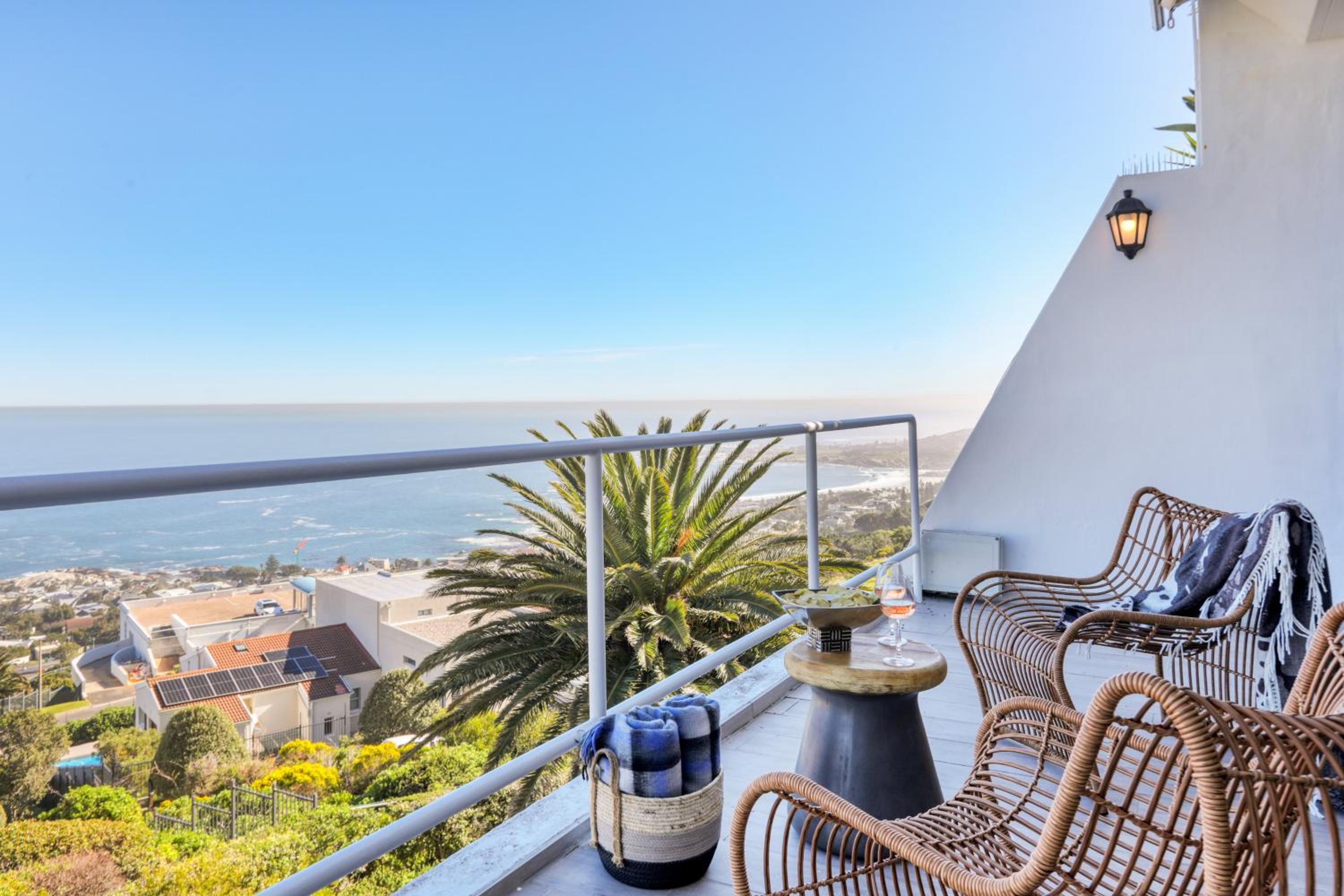 Bella Vista Camps Bay - Apt with Ocean Views view 3