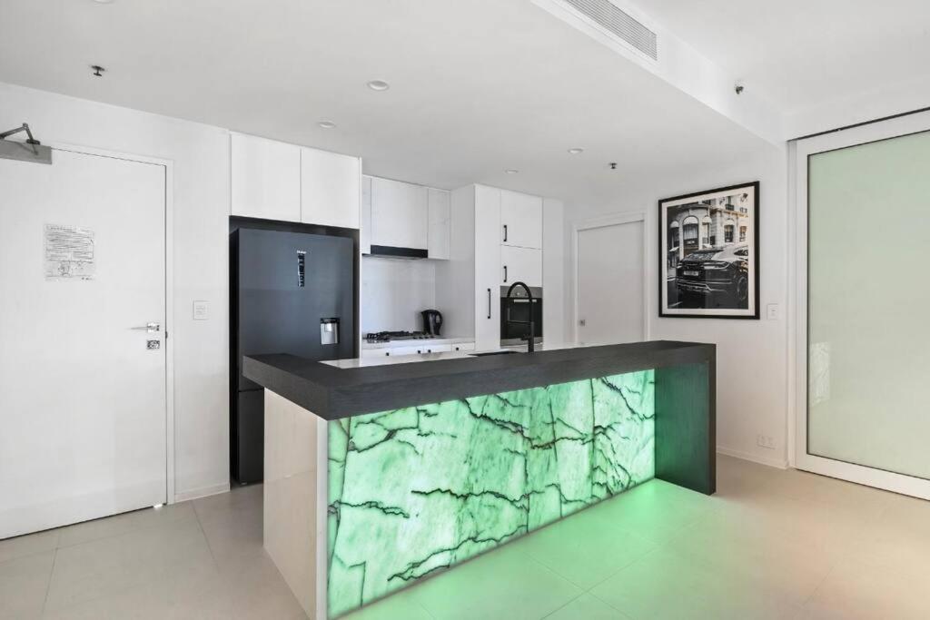 Luxury Broadbeach Apartment with Ocean Views