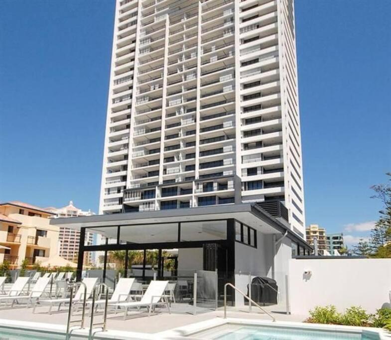 Luxury Broadbeach Apartment with Ocean Views