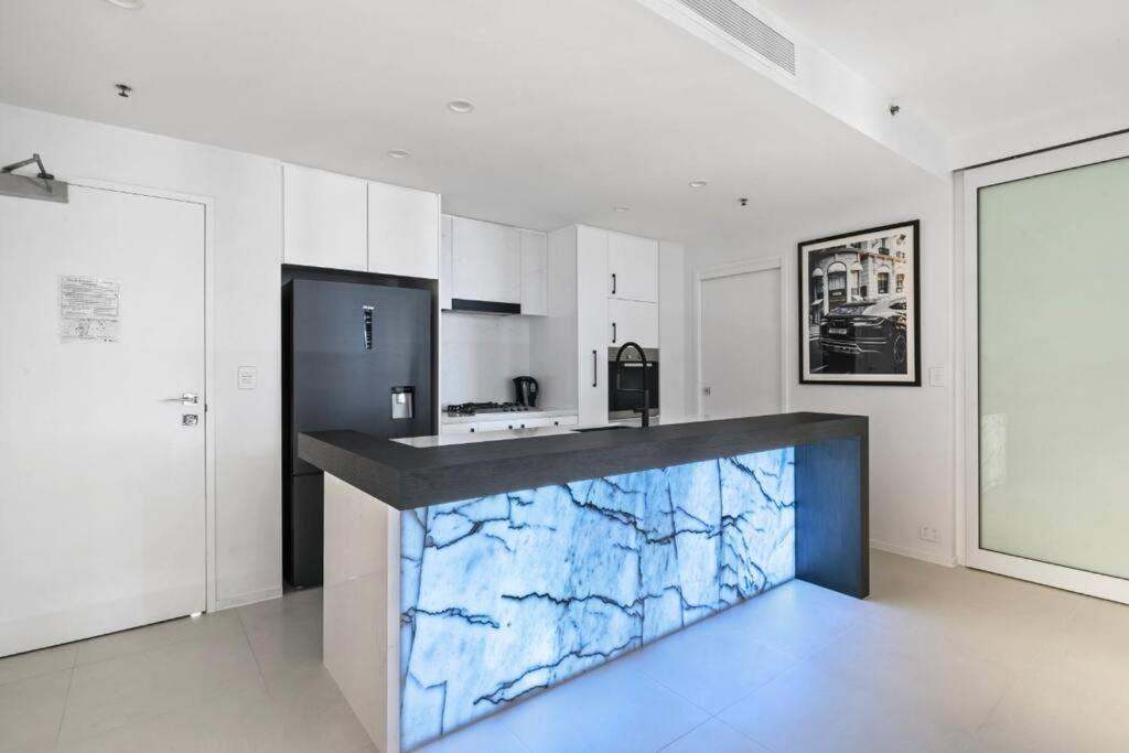 Luxury Broadbeach Apartment with Ocean Views