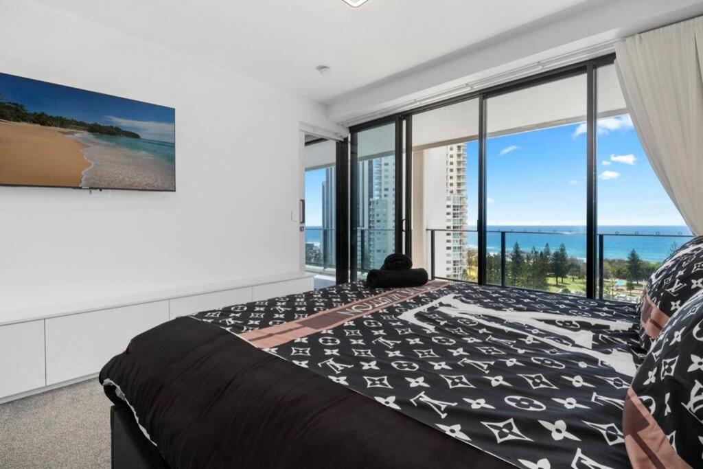 Luxury Broadbeach Apartment with Ocean Views