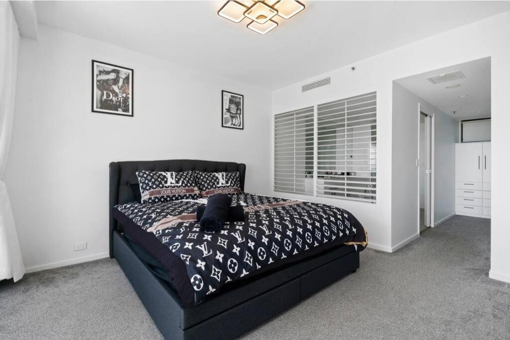 Luxury Broadbeach Apartment with Ocean Views