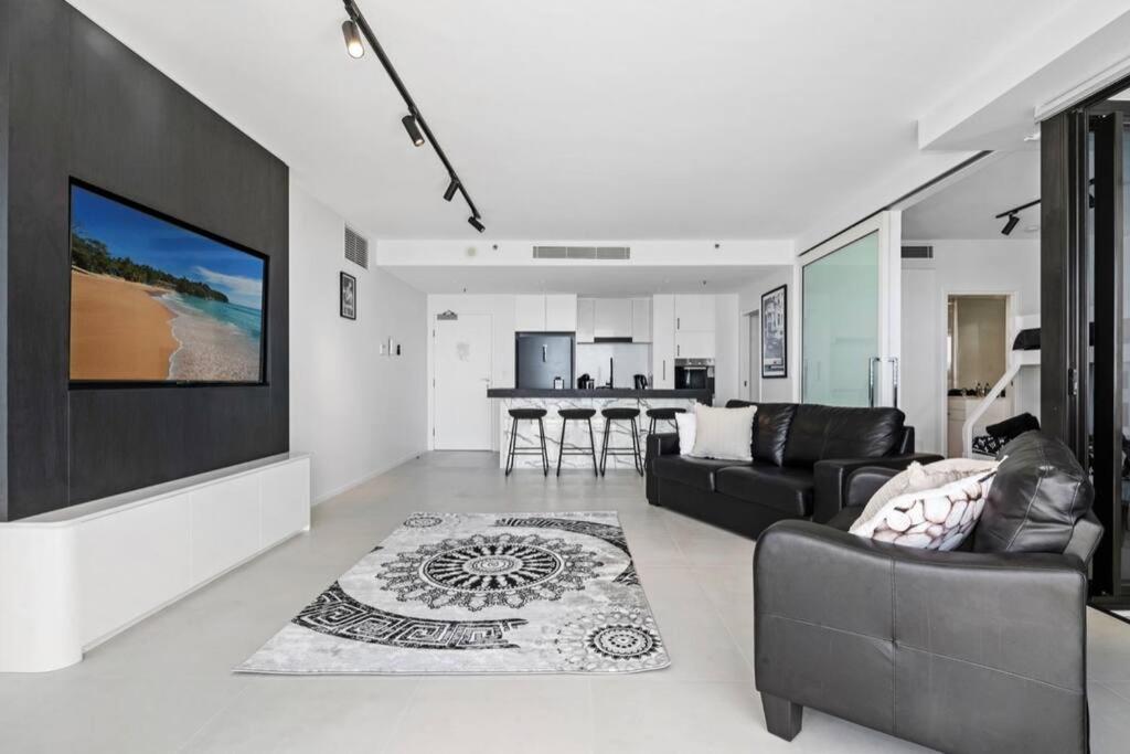 Luxury Broadbeach Apartment with Ocean Views