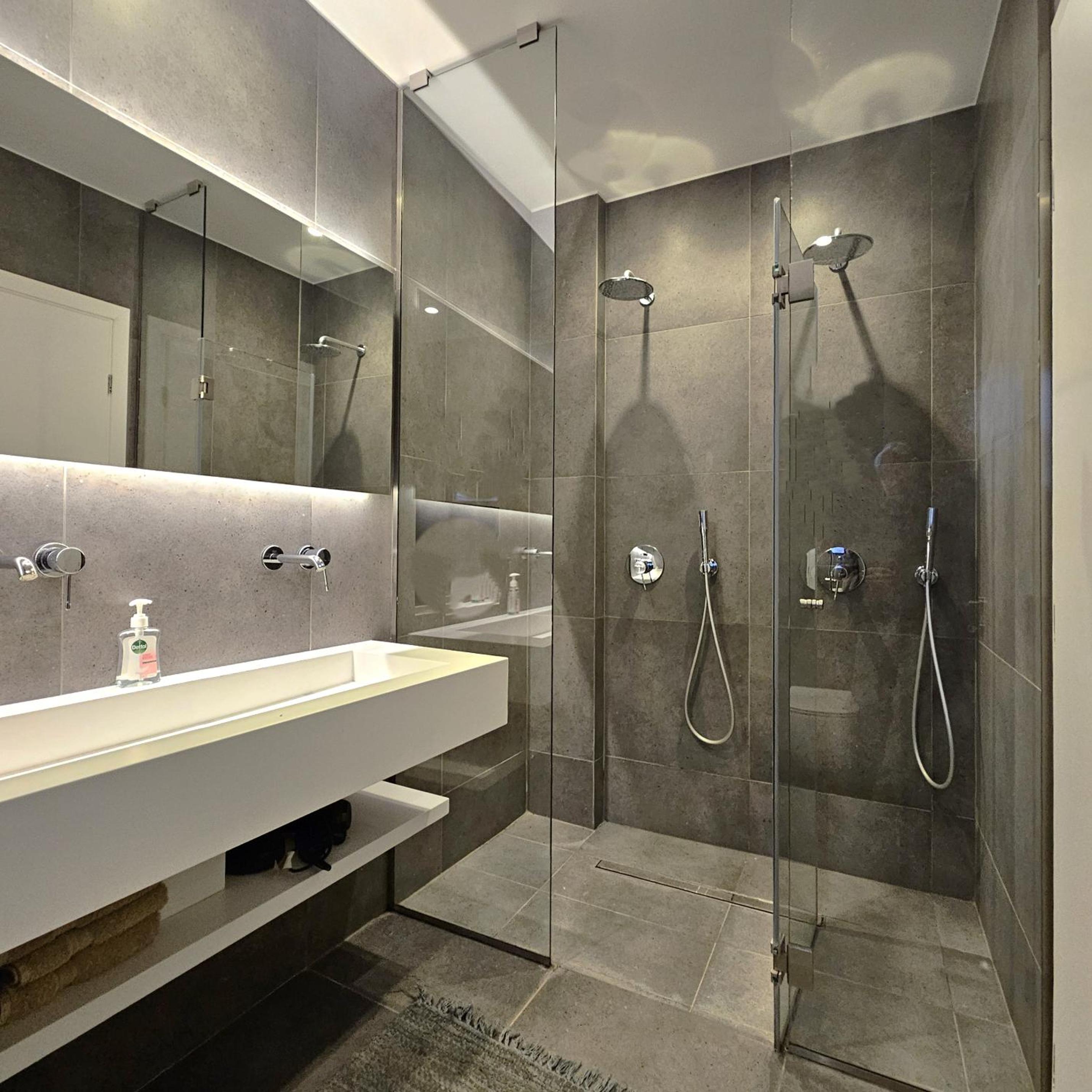 An elegant apartment at the foot of the Acropolis