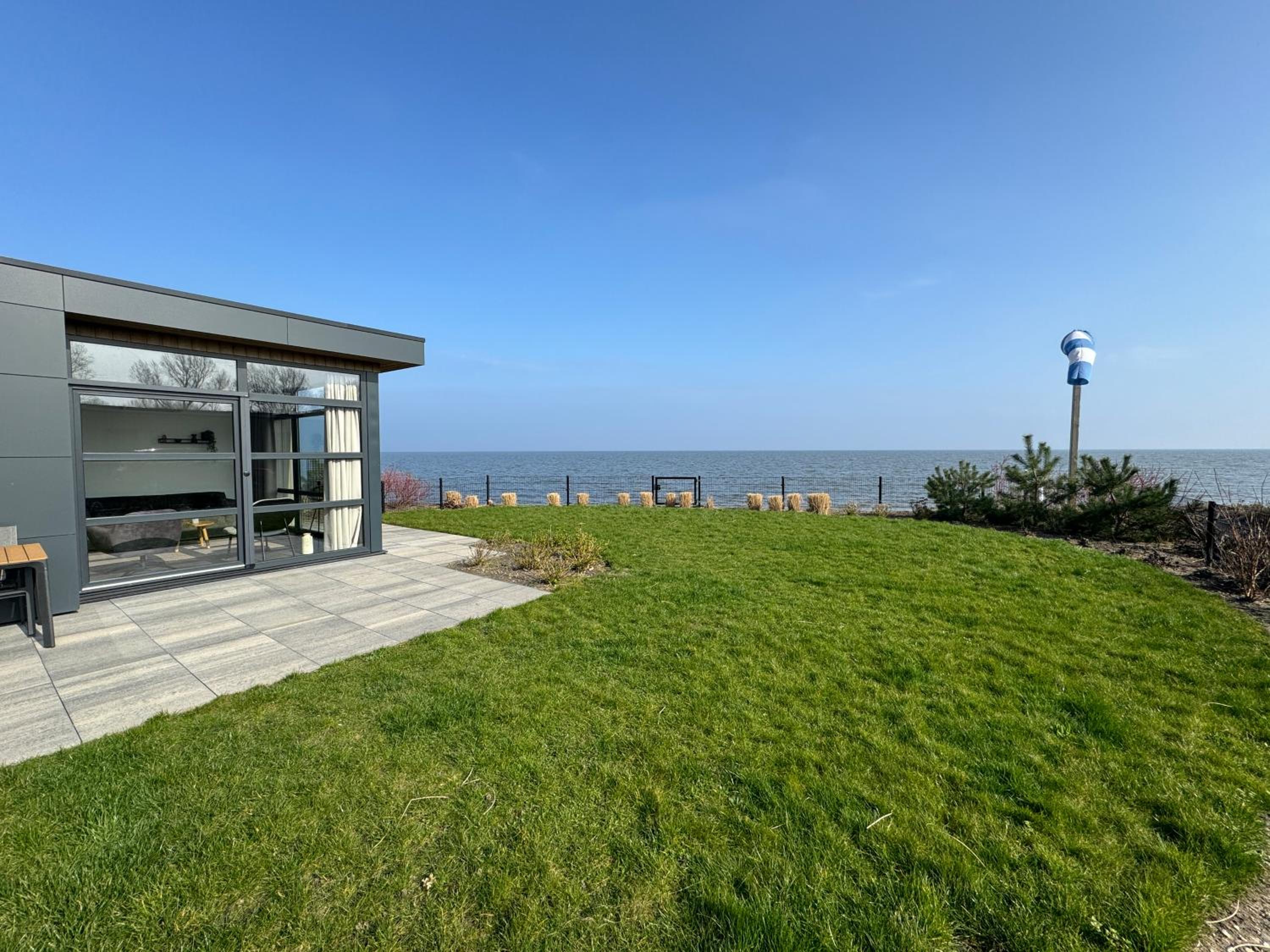 Enkhuizer Strand Chalet Meeresrauschen Erste Reihe mit Zaun Haus Nr 249 view 2