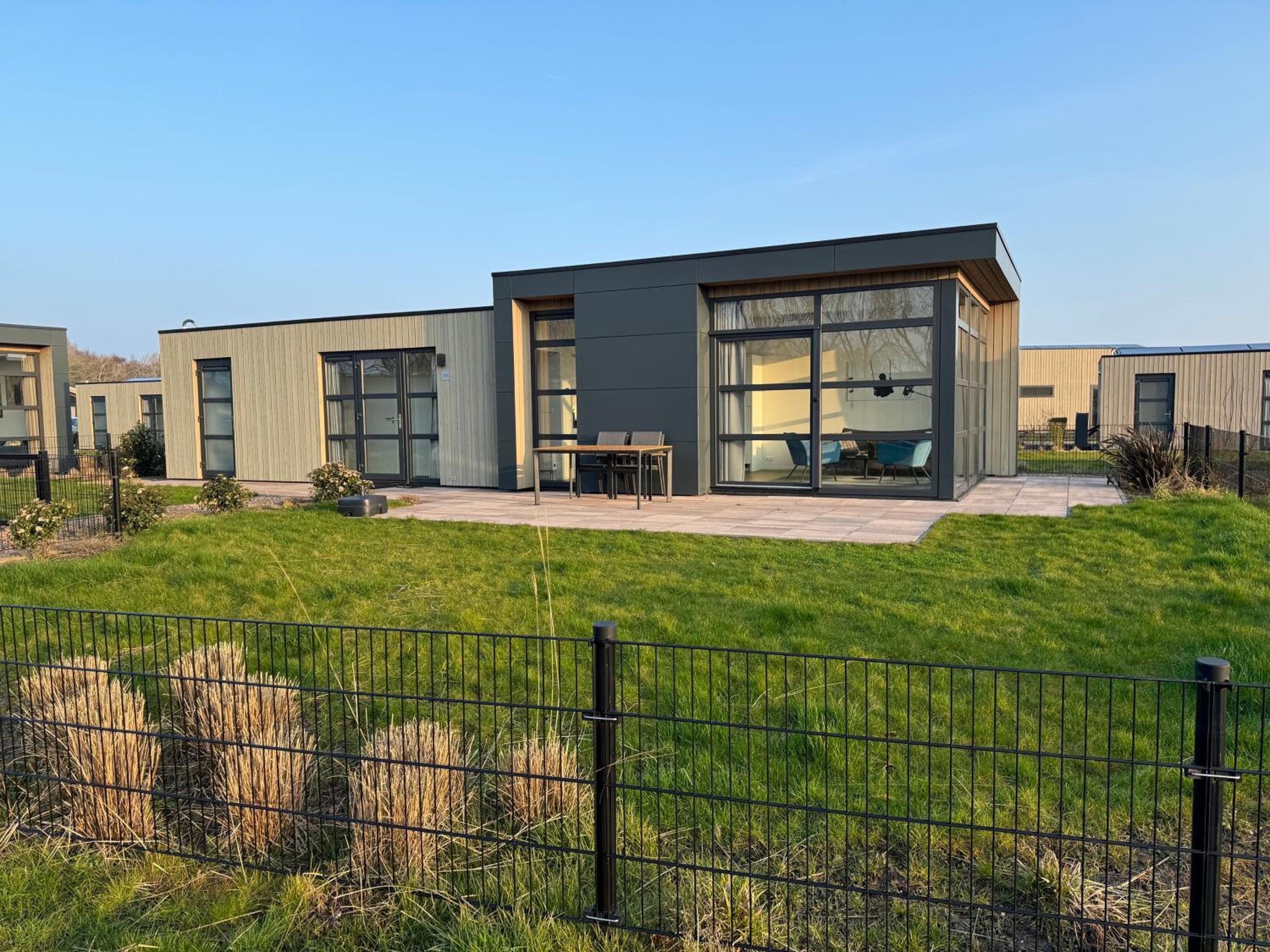 Enkhuizer Strand Chalet Meeresbrise Dritte Reihe mit Zaun Haus Nr 251