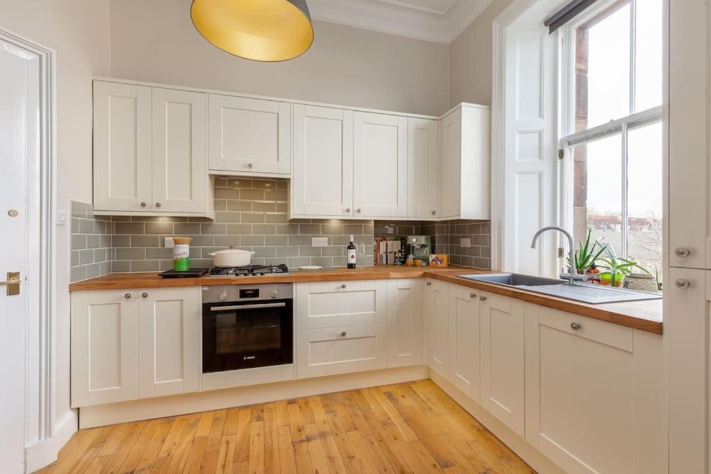 Beautiful Victorian Apartment close to the Botanical gardens, Free parking! view 2