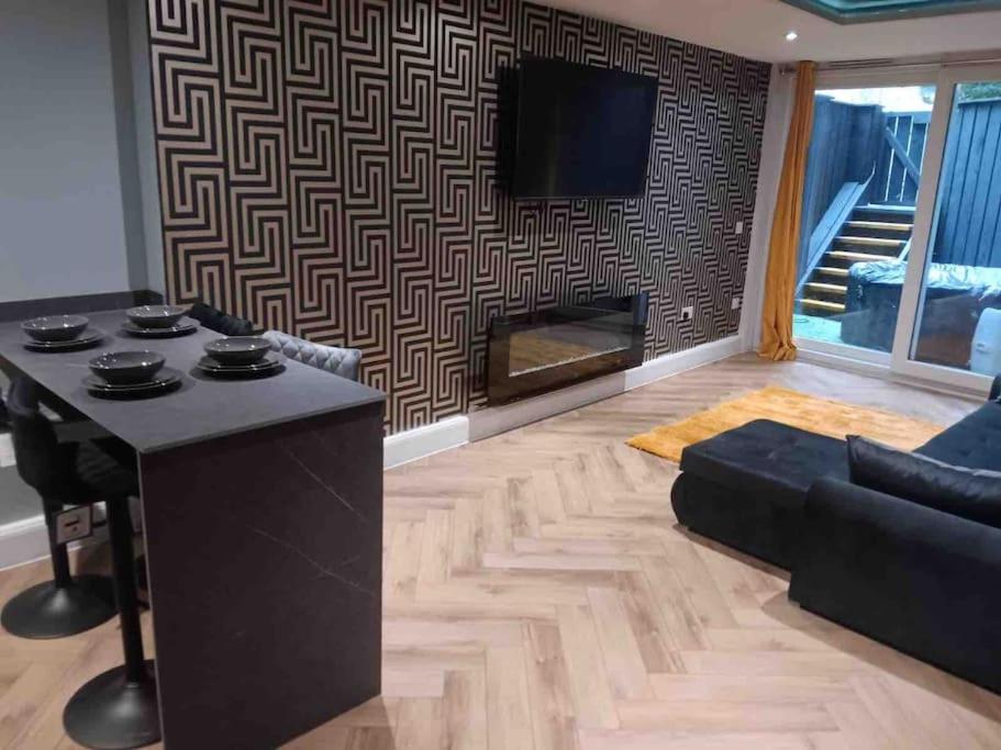Murrayfield Stadium Basement - 3 Bed 3 Bath photo 2