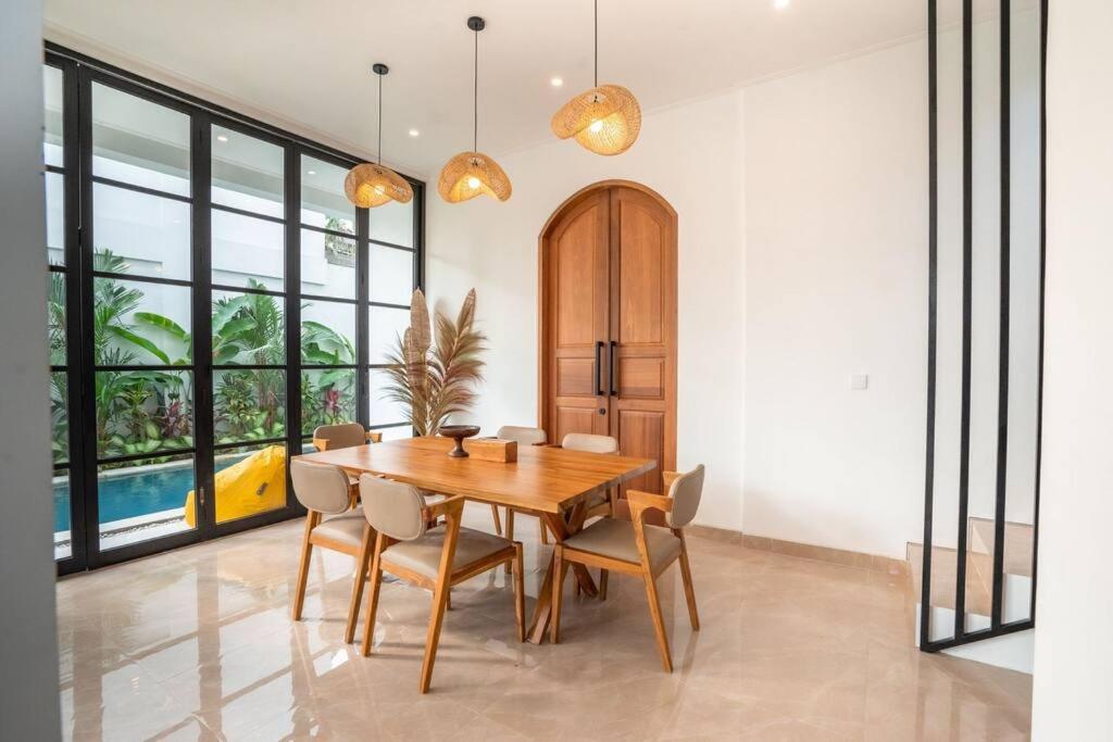 VILLA LILLY 3bed, 3bath Canggu modern villa — dining