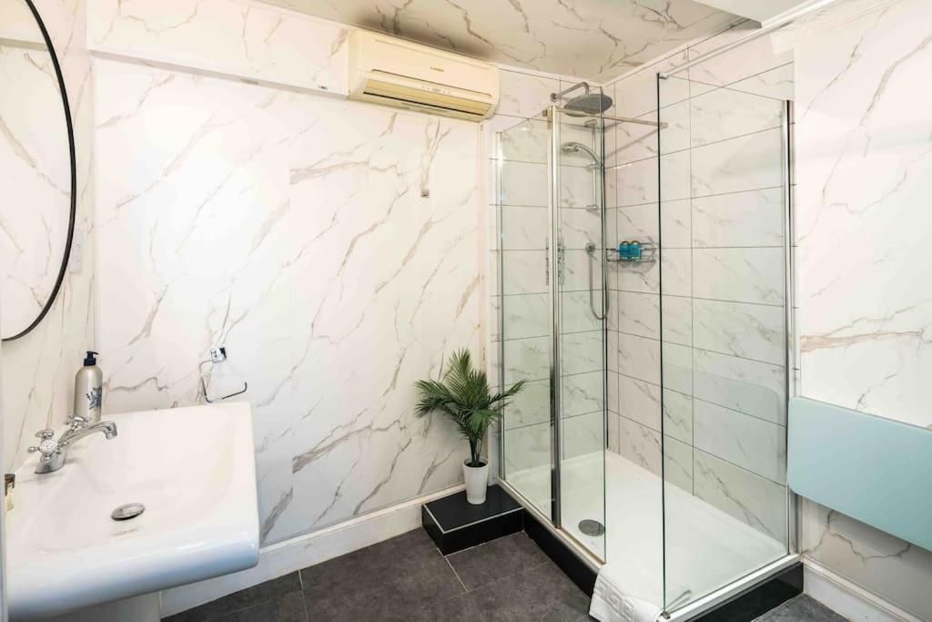 Central Harrods 4BR 6Bed House AC