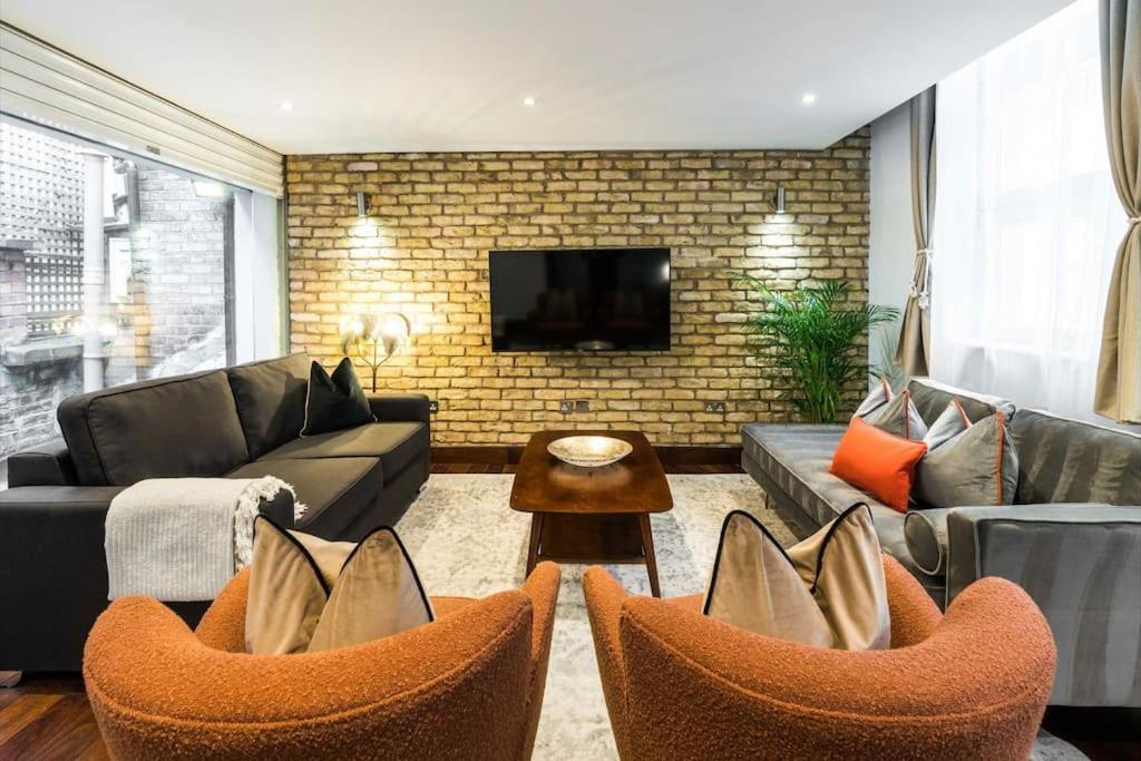 Central Harrods 4BR 6Bed House AC