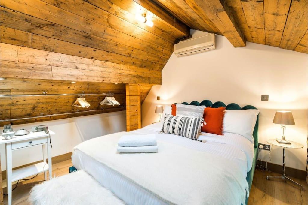 Central Harrods 4BR 6Bed House AC