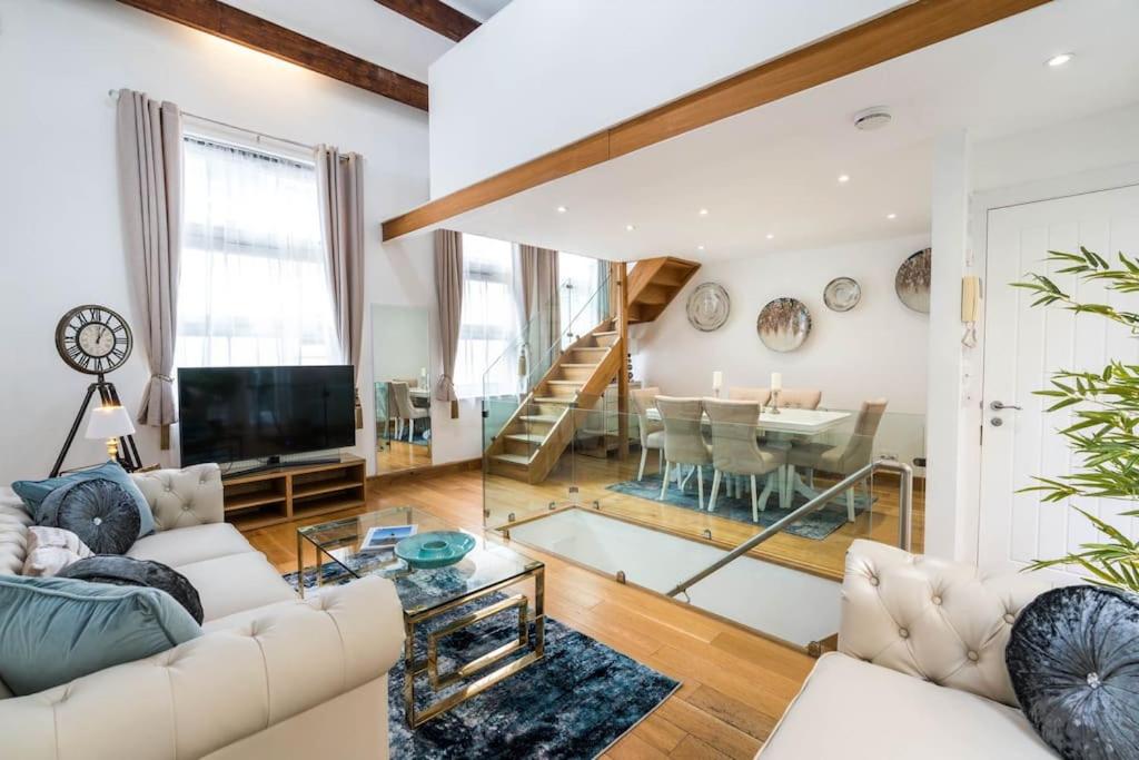 Central Harrods 4BR 6Bed House AC